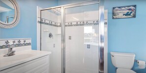 Ducha, bañera de hidromasaje, jabón y papel higiénico