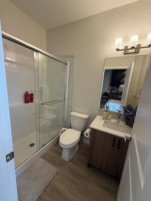 Towels, soap, toilet paper - Cozy 1-bedroom studio in charming Calgary with AC (Calgary)