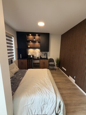 1 bedroom, WiFi - Cozy 1-bedroom studio in charming Calgary with AC (Calgary)