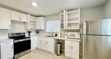 Single story Casita, 2 car parking, 5 min to strip