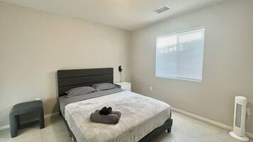 3 bedrooms, iron/ironing board, internet, bed sheets
