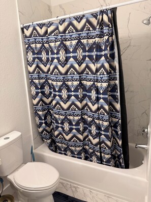 Regadera, tina de hidromasaje, secadora de cabello, bidet 