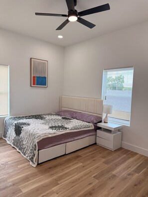 Tabla de planchar con plancha, wifi y ropa de cama 