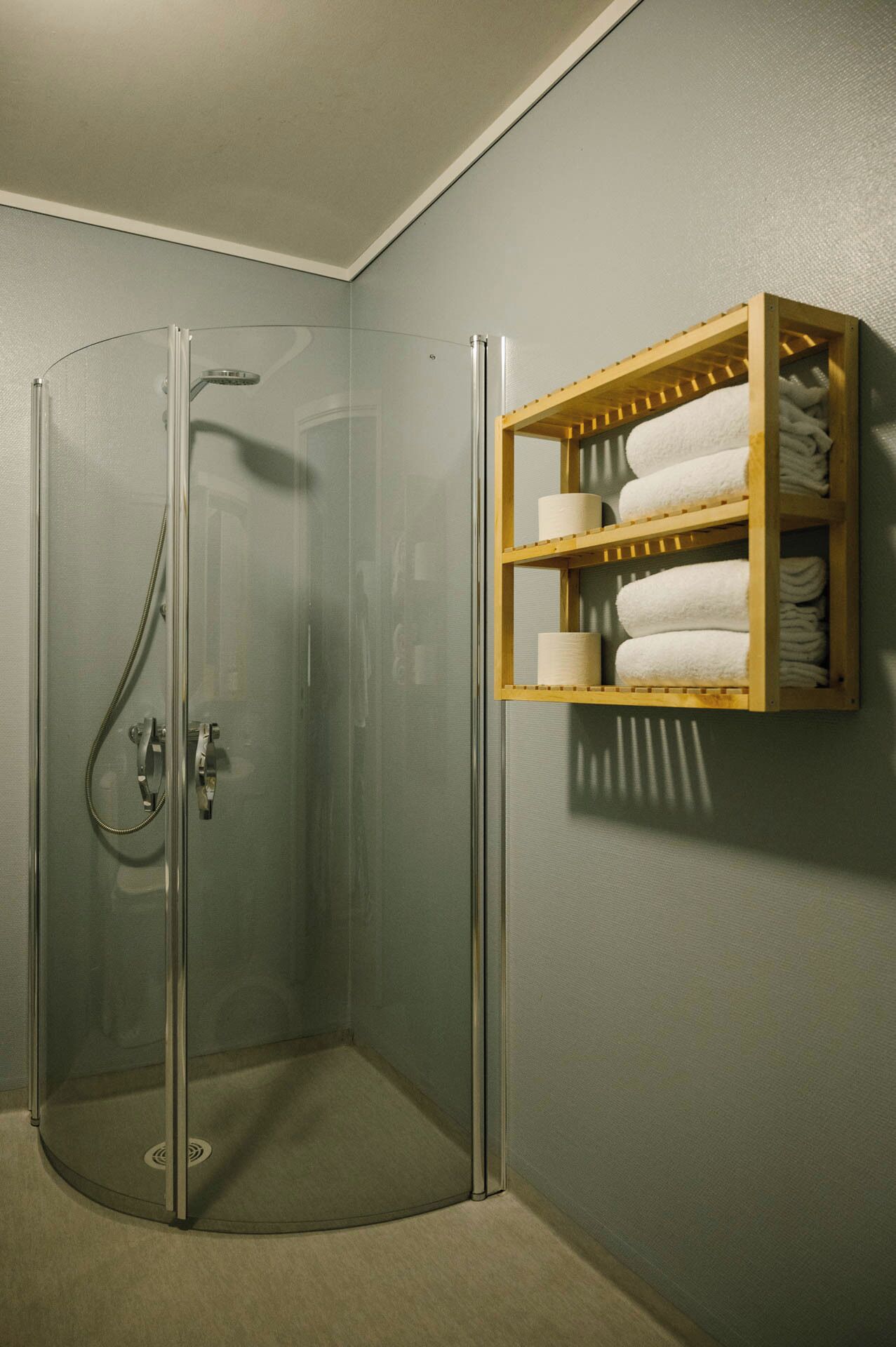Appartement, vue fleuve | Salle de bain | Douche, sèche-cheveux, serviettes fournies, savon