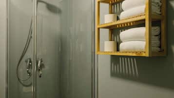 Appartement, vue fleuve | Salle de bain | Douche, sĂšche-cheveux, serviettes fournies, savon