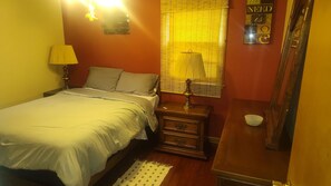 Iron/ironing board, WiFi, bed sheets - Mid-Century Charm Meets Modern Sparkle (Cedar Rapids)