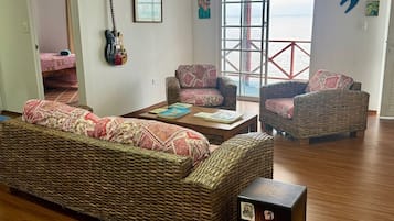 Comfort driepersoonskamer, uitzicht op het strand | Woonruimte