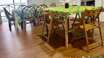 Comfort driepersoonskamer, uitzicht op het strand | Dineren