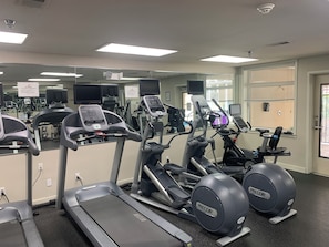 A gym with treadmills, elliptical machines, and stationary bikes. - Waterfront 2BR Condo-Walk to Iconic Seattle Spots (Seattle)