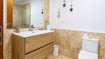 Douche, sĂšche-cheveux, serviettes fournies, savon