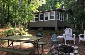 Outdoor dining - Serene 2-bedroom cabin with AC in charming Hayward. (Hayward)