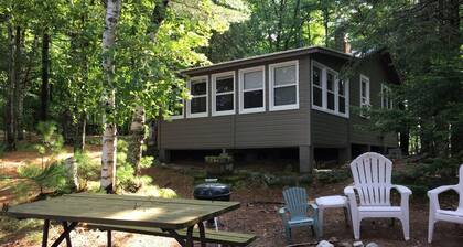 Serene 2-bedroom cabin with AC in charming Hayward.