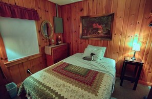Bed sheets - Serene 2-bedroom cabin with AC in charming Hayward. (Hayward)