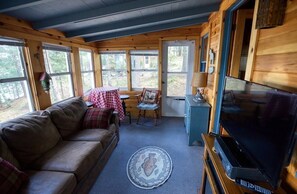 Living area - Serene 2-bedroom cabin with AC in charming Hayward. (Hayward)