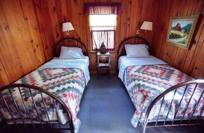 Bed sheets - Serene 2-bedroom cabin with AC in charming Hayward. (Hayward)