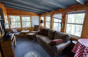 Living area - Serene 2-bedroom cabin with AC in charming Hayward. (Hayward)