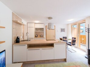 Kühlschrank, Ofen, Geschirrspüler, Kochgeschirr/Geschirr/Besteck