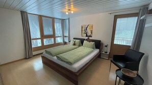 Une chambre à coucher avec un lit, un bureau et une chaise.