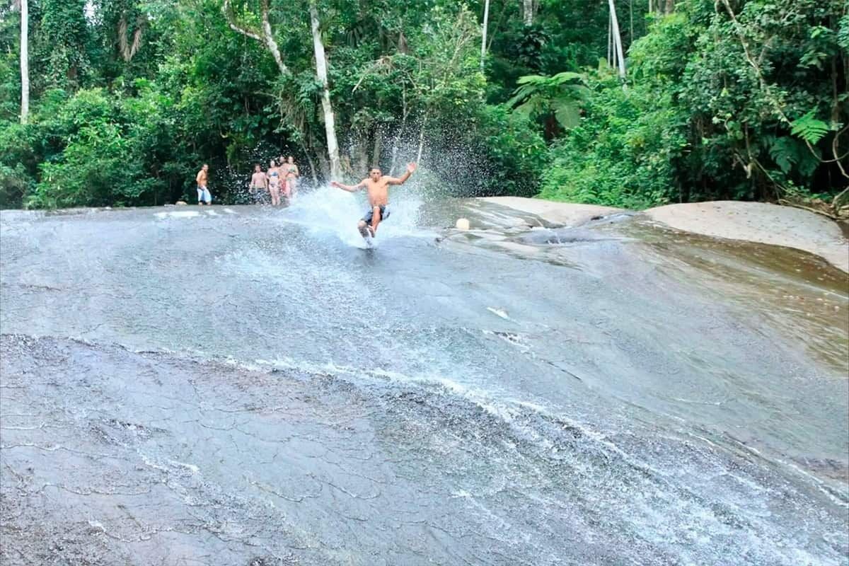 Een natuurlijke waterpartij, omgeven door weelderige begroeiing.