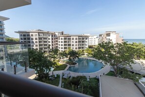 Ein modernes Hotel mit Pool, mehreren Etagen und Meerblick.