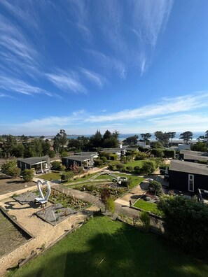 A residential area with houses, a heart-shaped sculpture, and a clear blue sky. - Curi Lodge Pichilemu (O'Higgins)