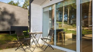 Bungalow estándar, balcón, vista al jardín | Restaurante al aire libre