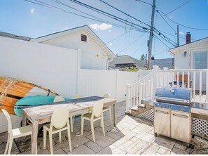 Outdoor dining - Designer Beachy Cottage minutes walk to the beach, boardwalk, nightlife. (Long Beach)