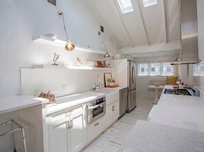 Private kitchen - Designer Beachy Cottage minutes walk to the beach, boardwalk, nightlife. (Long Beach)