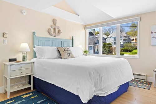 Bay View on Camden Harbor condo 2BR, 2 baths, AC, fireplace