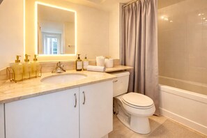 Hair dryer, towels, soap, shampoo - Modern 2BR Downtown Toronto Condo | Walk to CN Tower (Toronto)