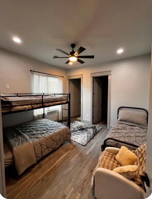 Room - Cozy, fully furnished 2-bedroom house in lovely Comfort with AC and game room. (Comfort)