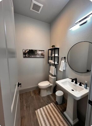 Bathroom - Cozy, fully furnished 2-bedroom house in lovely Comfort with AC and game room. (Comfort)