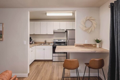 Downtown Anchorage Stay - 1 Bedroom Great Location