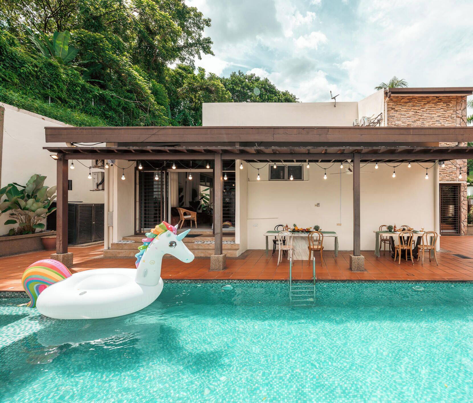 Una piscina al aire libre