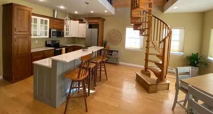 The Blue House on Barr -Charming Cottage Retreat in the Heart of Canon City