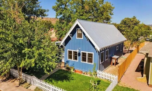 The Blue House on Barr -Charming Cottage Retreat in the Heart of Canon City