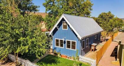 The Blue House on Barr -Charming Cottage Retreat in the Heart of Canon City