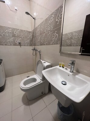 Habitación cuádruple básica | Baño | Ducha, toallas, jabón y champú