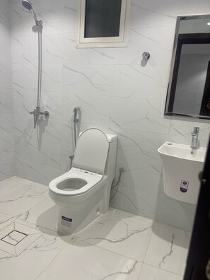 Economy Triple Room | Bathroom | Shower, towels, soap, shampoo - Nozol snabel almadinah (Madinah)