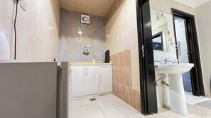 Shower, towels, soap, shampoo - Nozol snabel almadinah (Almadinah almonoarah)
