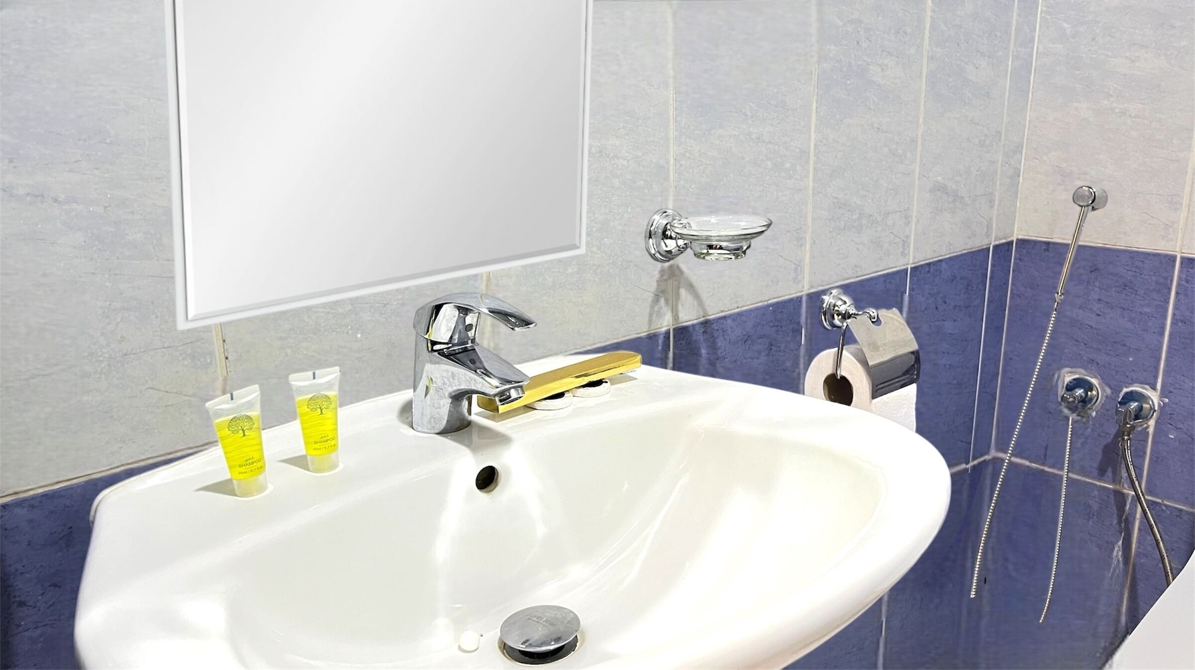 Deluxe Studio, City View | Bathroom | Shower, towels, soap, shampoo