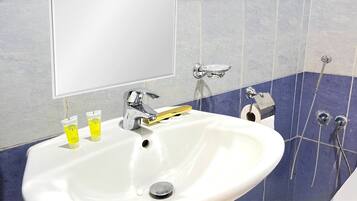 Deluxe Studio, City View | Bathroom | Shower, towels, soap, shampoo