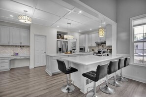 Fridge, microwave, oven, stovetop - Luxury Priv Resort Retreat, 5 Aces, Near Maple Grove Raceway & Lancaster (Mohnton)