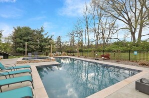 Una piscina al aire libre, una piscina climatizada