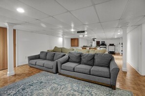 Interior - Luxury Priv Resort Retreat, 5 Aces, Near Maple Grove Raceway & Lancaster (Mohnton)