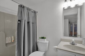 Ducha, secador de pelo, toallas, jabón