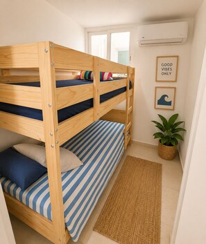 Tabla de planchar con plancha, wifi y ropa de cama 