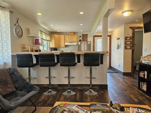 2-bedroom fully stocked home near Fort Spokane boat launch, park, and beach.
