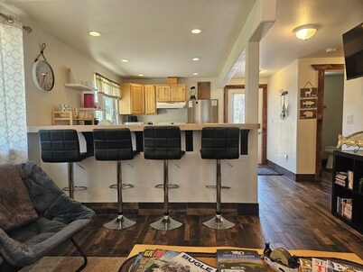 2-bedroom fully stocked home near Fort Spokane boat launch, park, and beach.