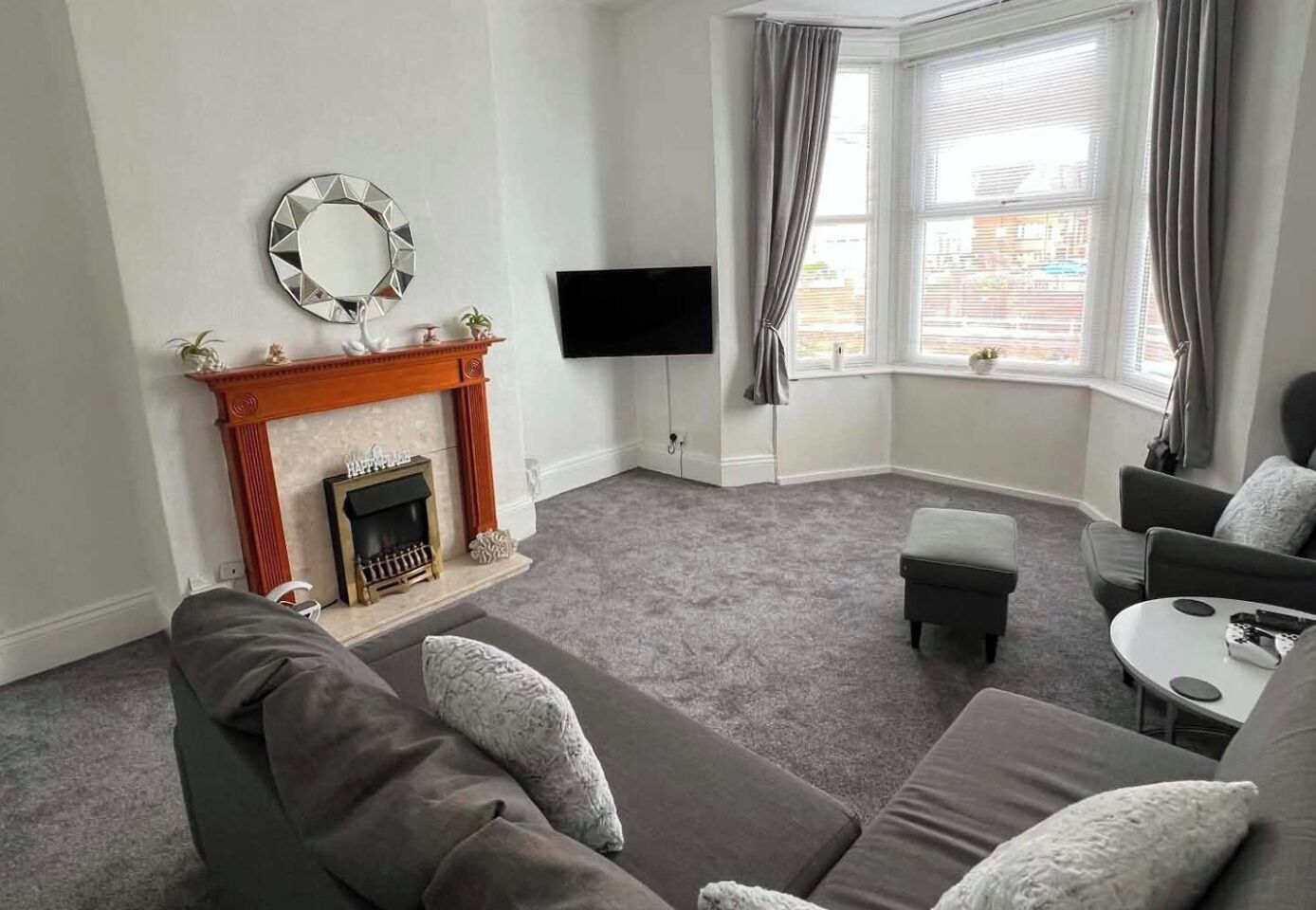 TV, fireplace